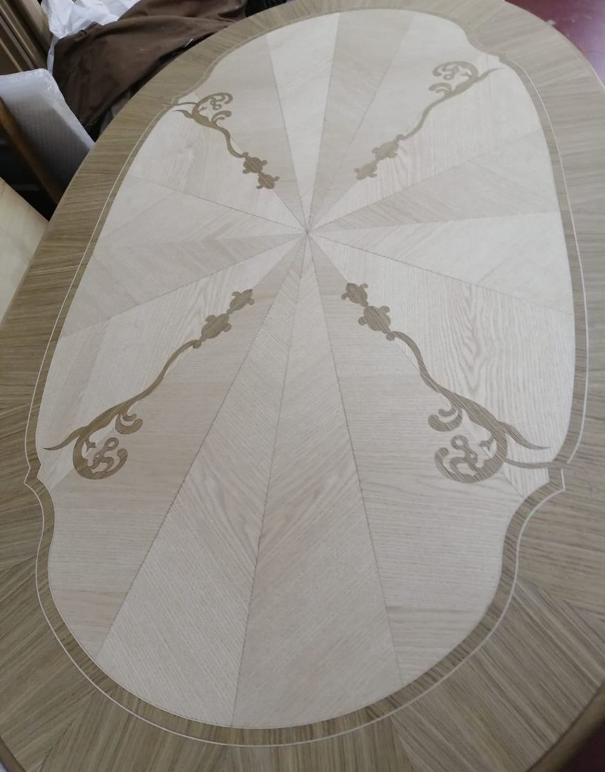 Tavolo ovale allungabile intarsiato